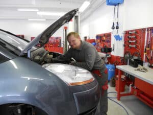 Mekaniker er ved at lave service eftersyn på en Citroen ved autoværkstedet Aunetto i herning
