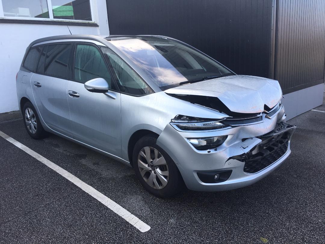 skadecenter i Herning Citroen C4 skadet, er kommet med falck