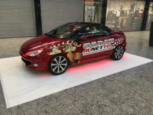 Peugeot 206 CC jule reklame bil med julemanden i. ses her ved Herning Centret.